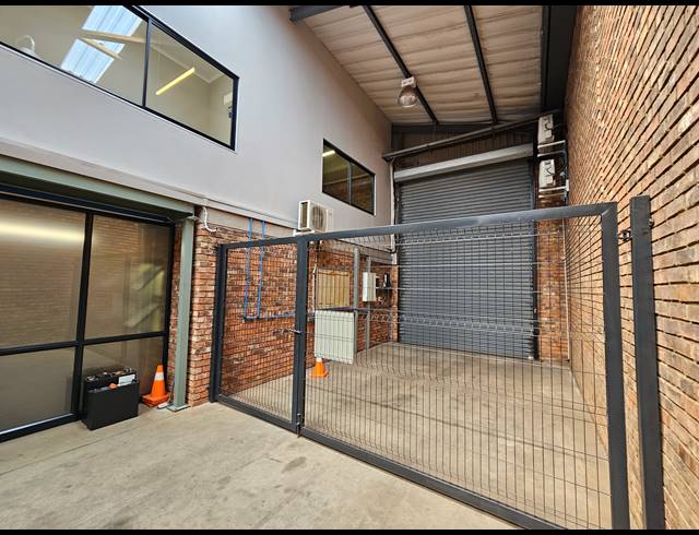 390M² WAREHOUSE FOR SALE IN HUGHES